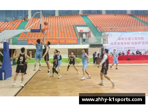 K1体育球场上掀起紧张气氛，观众席热闹非凡
